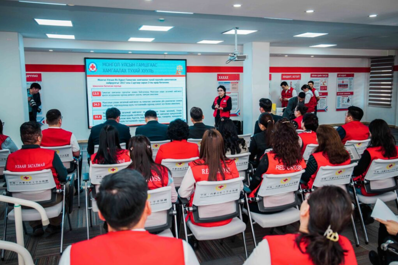 Улаан загалмай нийгэмлэг зудад өртсөн 300 өрхөд хүнсний тусламж үзүүллээ